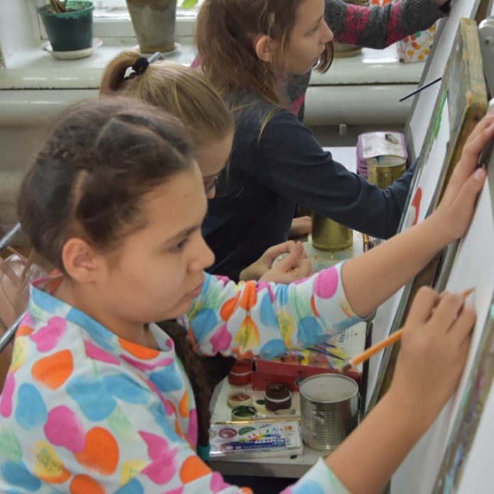 «Ночь новогодняя сказок полна»: оренбургские дети рисуют музыку