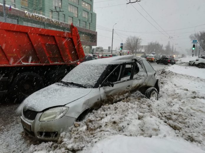 На Карагандинской женщина погибла в ДТП с "КамАЗом"