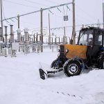 Оренбургские энергетики расчищают от снега территории подстанций и подъездные пути к ним. 
