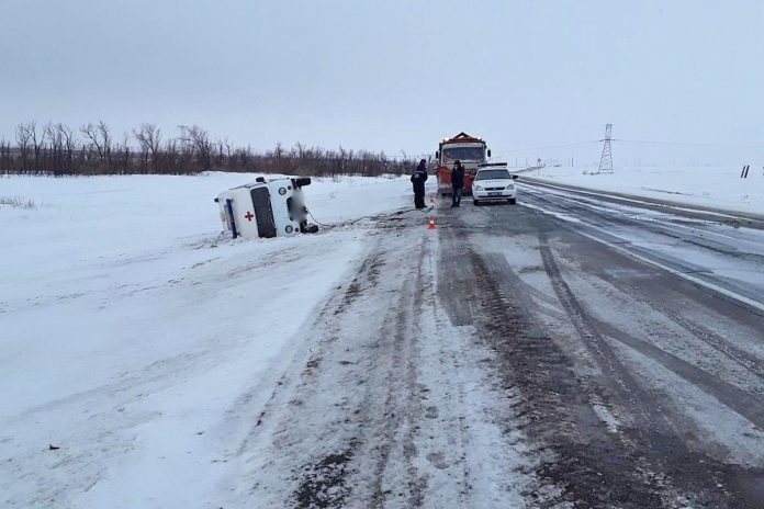 Автомобиль скорой помощи слетел с трассы Оренбург - Орск