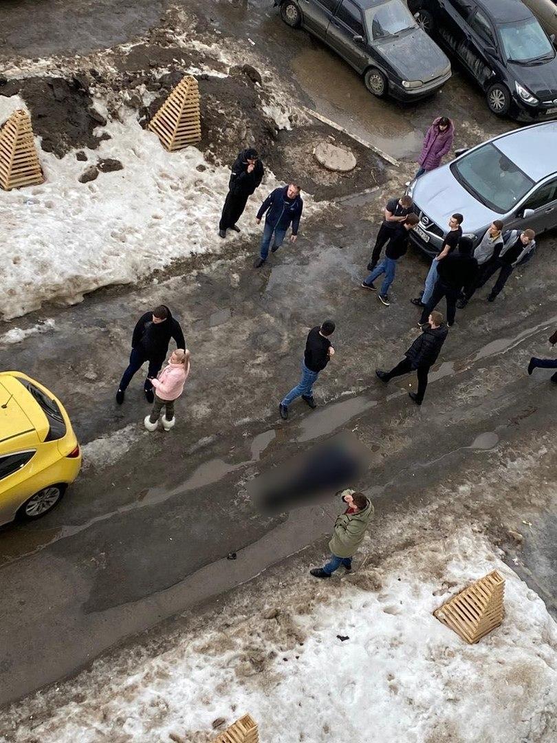 Во дворе жилого дома в Оренбурге открыли стрельбу. Погиб один человек -  Орен.Ру