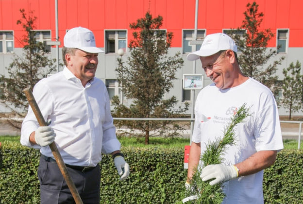 высадка деревьев на Аллее металлургов