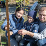 Металлоинвест помог высадить семейную аллею в парке Новотроицка высадка аллеи в парке Новотроицка