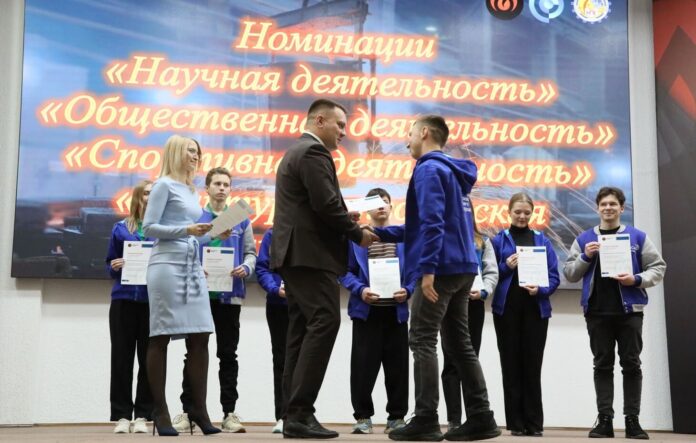 Уральская Сталь отметила корпоративными стипендиями успешных студентов