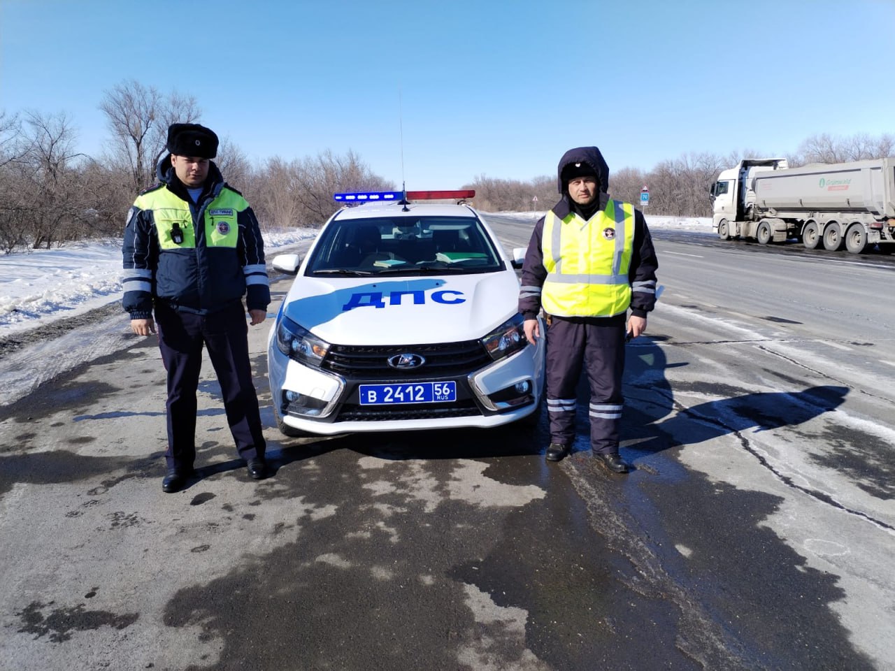 Сотрудники ГИБДД помогли водителю отремонтировать автомобиль на трассе -  Орен.Ру