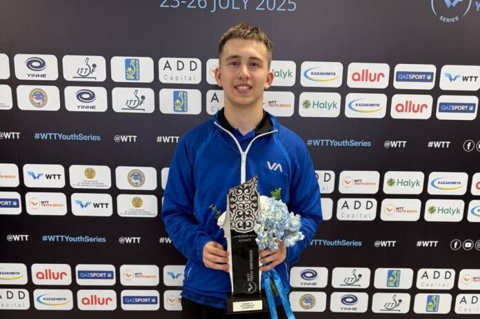 Алексей Самохин с кубком Алексей Самохин стал победителем WTT Youth Contender Almaty 2025, подтвердив свой статус одного из сильнейших молодых теннисистов