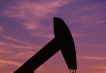 Нефтяная вышка на месторождении