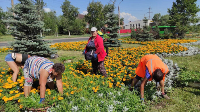 Прополка Уход за зелёными насаждениями в Оренбурге — специалисты поливают и пропалывают цветники