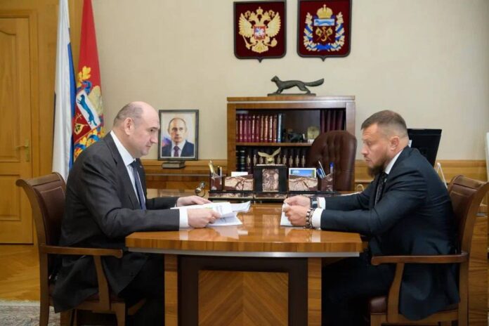 Евгений Солнцев и Александр Вилесов на встрече по подготовке к отопительному сезону