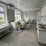 Новое оборудование в одном из обновленных кабинетов после модернизации стоматологии в Оренбурге