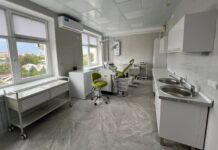 Новое оборудование в одном из обновленных кабинетов после модернизации стоматологии в Оренбурге