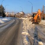 Масштабная уборка снега в Оренбурге: коммунальщики вывезли 10,5 тысячи кубометров Спецтехника сгребает снег на городской улице , идет уборка снега в Оренбурге