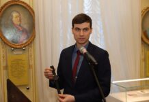 Космические артефакты передали в фонд Оренбургского музея Российские космонавты передают новые космические экспонаты в Оренбурге для будущей выставки.