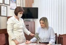 Итоги массовой диспансеризации в Оренбуржье Пациент проходит обследование у врача в современной клинике