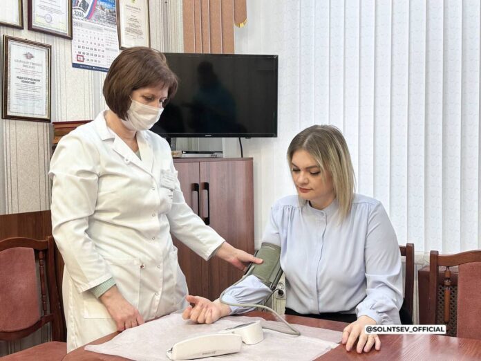 Диспансеризация Пациент проходит обследование у врача в современной клинике