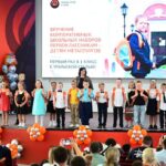 Уральская Сталь подарила 250 школьных наборов первоклассникам – детям своих сотрудников