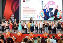 Уральская Сталь подарила 250 школьных наборов первоклассникам – детям своих сотрудников